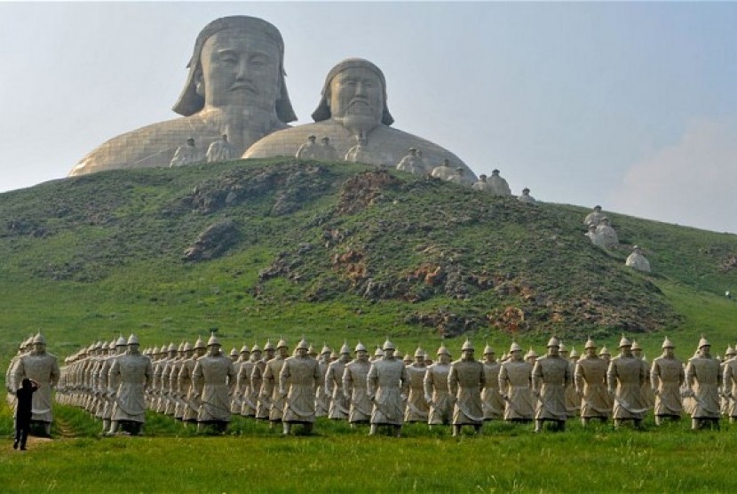 Patung ksatria Mongolia dan Genghis Khan di wilayah Inner Mongolia.